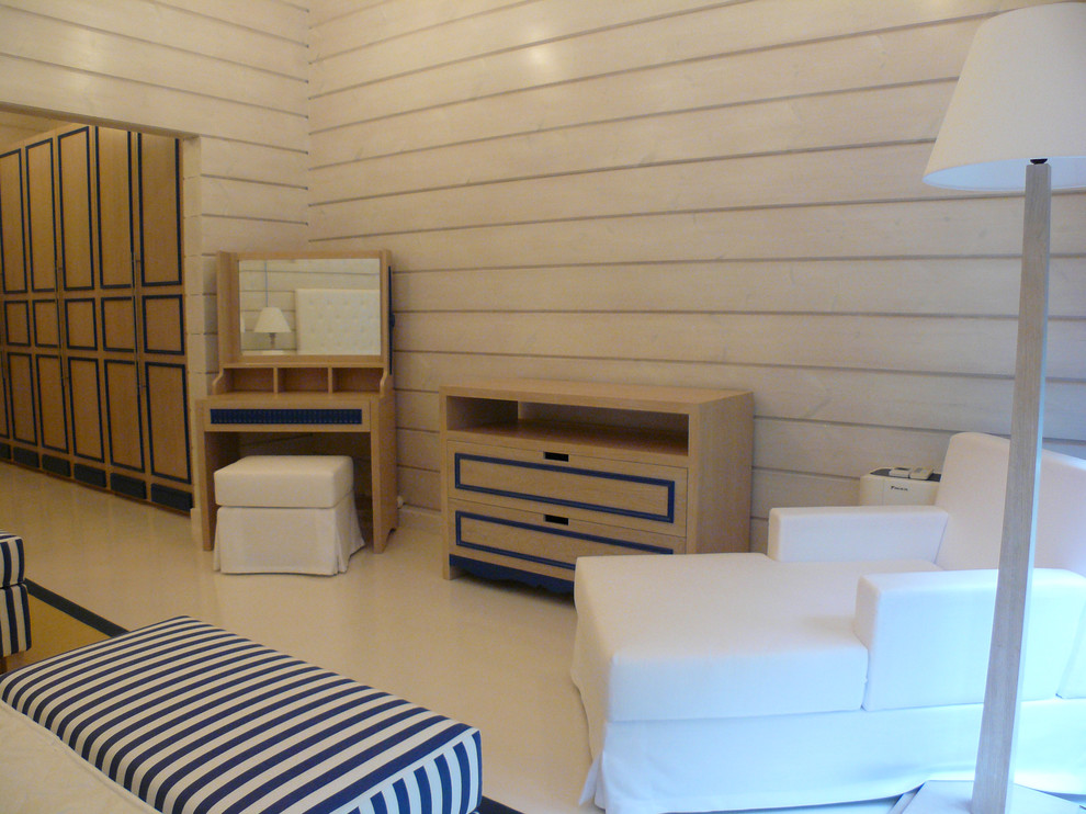 Modelo de habitación de invitados mediterránea de tamaño medio con paredes blancas, suelo de madera pintada y suelo blanco