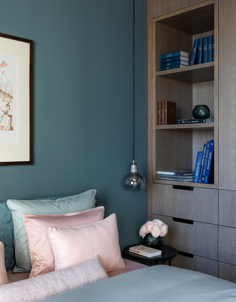 На фото: маленькая спальня в современном стиле с синими стенами, паркетным полом среднего тона и коричневым полом для на участке и в саду с