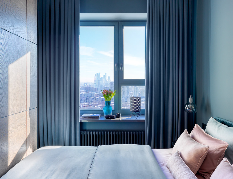 Свежая идея для дизайна: маленькая спальня в современном стиле с синими стенами и синими шторами для на участке и в саду - отличное фото интерьера