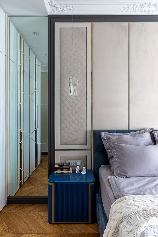 На фото: гостевая спальня среднего размера, (комната для гостей) в стиле неоклассика (современная классика) с белыми стенами, паркетным полом среднего тона, бежевым полом, многоуровневым потолком и панелями на стенах