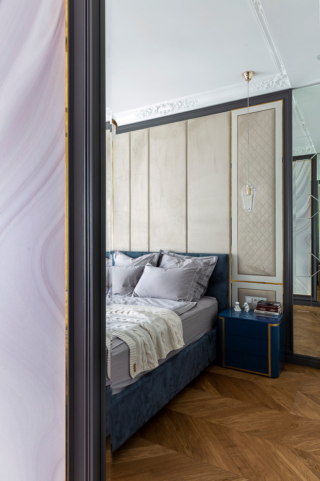 Стильный дизайн: гостевая спальня среднего размера, (комната для гостей) в стиле неоклассика (современная классика) с белыми стенами, паркетным полом среднего тона, бежевым полом, многоуровневым потолком и панелями на стенах - последний тренд