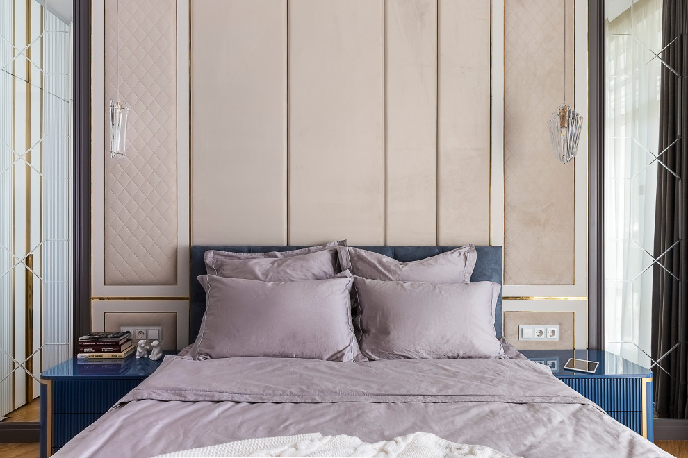 Imagen de habitación de invitados clásica renovada de tamaño medio con paredes blancas, suelo de madera en tonos medios, suelo beige, bandeja y boiserie