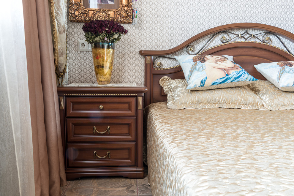 Идея дизайна: большая хозяйская спальня в классическом стиле с бежевыми стенами, полом из керамической плитки и коричневым полом