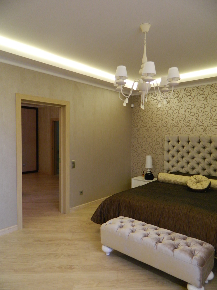 Foto di una camera matrimoniale chic di medie dimensioni con pareti beige, pavimento in legno massello medio e pavimento beige