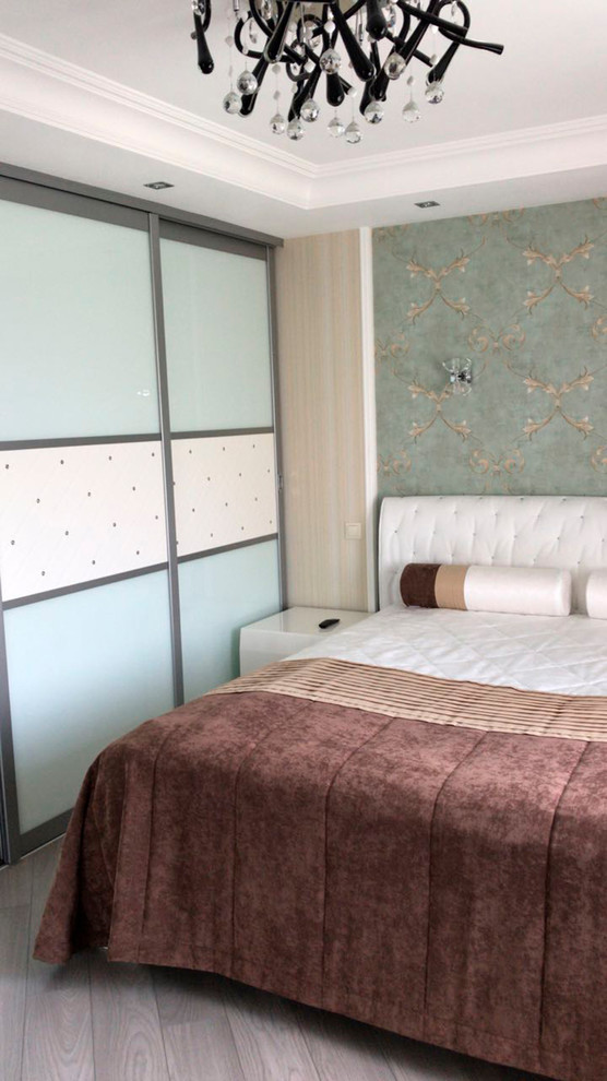 Свежая идея для дизайна: маленькая хозяйская спальня в стиле неоклассика (современная классика) с бежевыми стенами, полом из ламината и серым полом для на участке и в саду - отличное фото интерьера