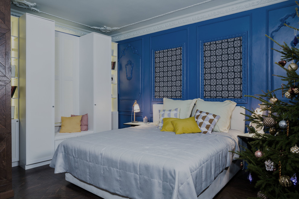 Cette image montre une chambre parentale bohème avec un mur bleu, un sol en liège et une cheminée standard.