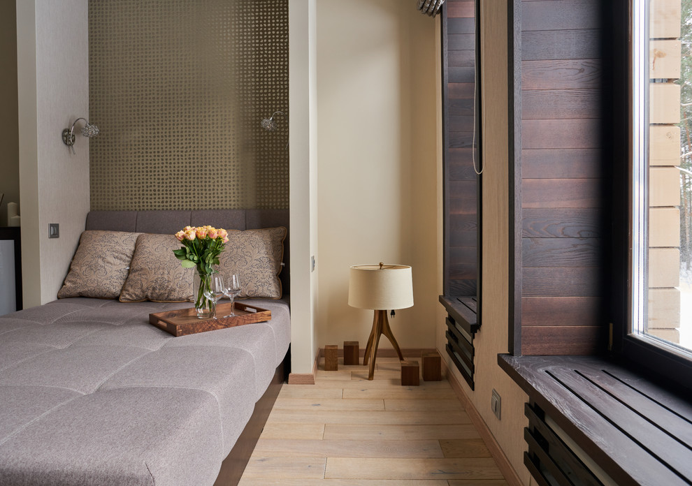 Mittelgroßes Modernes Hauptschlafzimmer ohne Kamin mit beiger Wandfarbe und braunem Holzboden in Moskau
