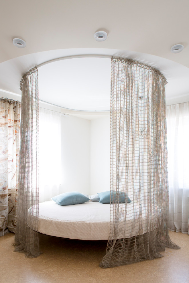 Immagine di una camera da letto minimal con pareti bianche e pavimento beige
