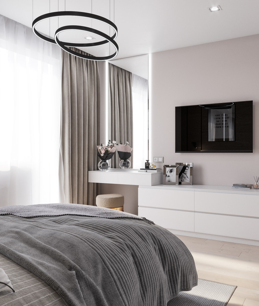 Kleines Modernes Hauptschlafzimmer mit beiger Wandfarbe, Laminat und braunem Boden in Sonstige