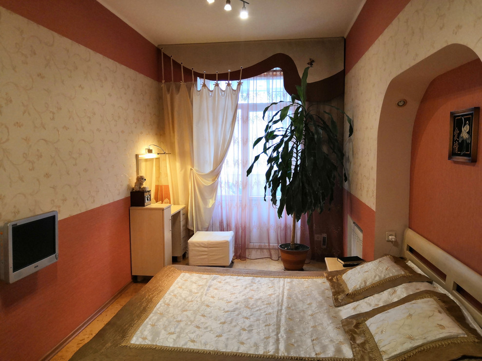 Diseño de dormitorio principal tradicional renovado de tamaño medio con paredes rojas, suelo de corcho y suelo marrón