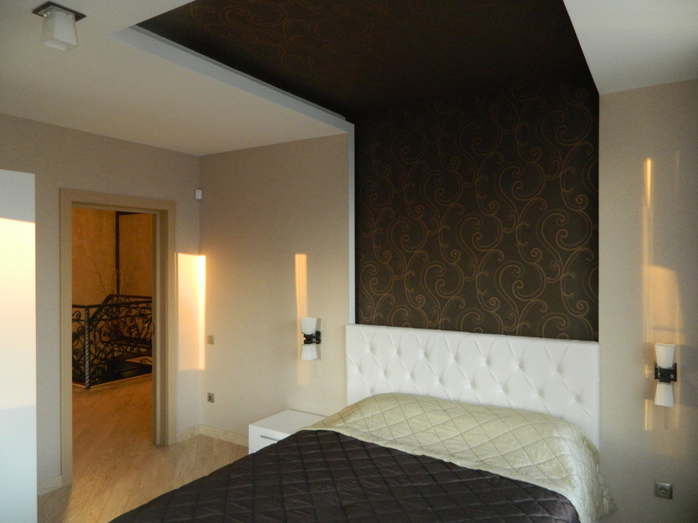 Imagen de habitación de invitados contemporánea de tamaño medio con paredes beige, suelo de madera en tonos medios y suelo beige