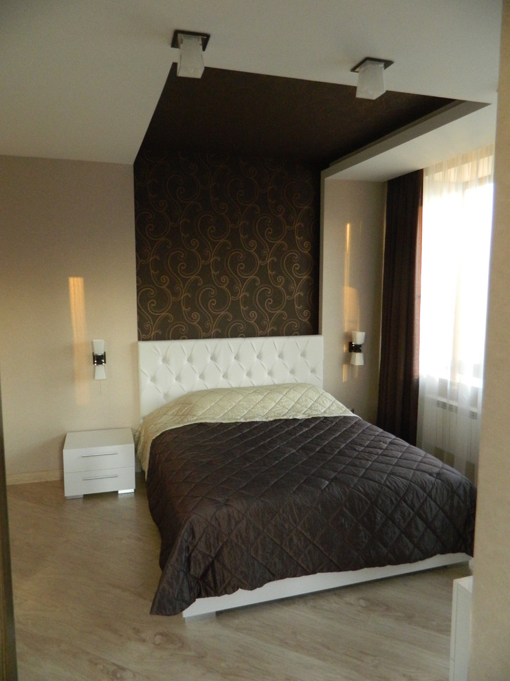 Esempio di una camera degli ospiti design di medie dimensioni con pareti beige, pavimento in legno massello medio e pavimento beige