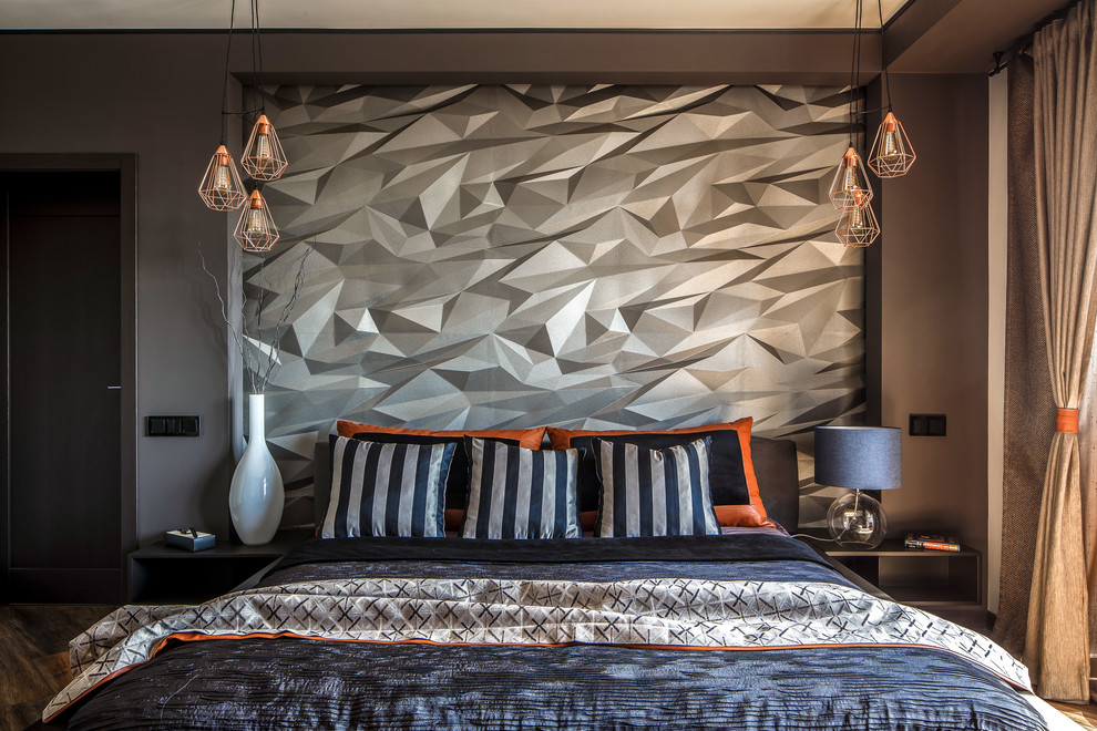 Пример оригинального дизайна: хозяйская спальня среднего размера: освещение в современном стиле с серыми стенами, полом из ламината и коричневым полом