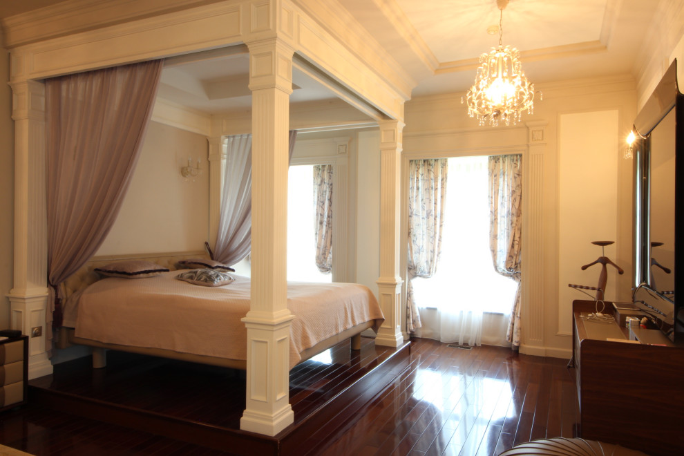 На фото: большая хозяйская спальня в стиле неоклассика (современная классика) с серыми стенами, темным паркетным полом, красным полом, многоуровневым потолком и обоями на стенах без камина с