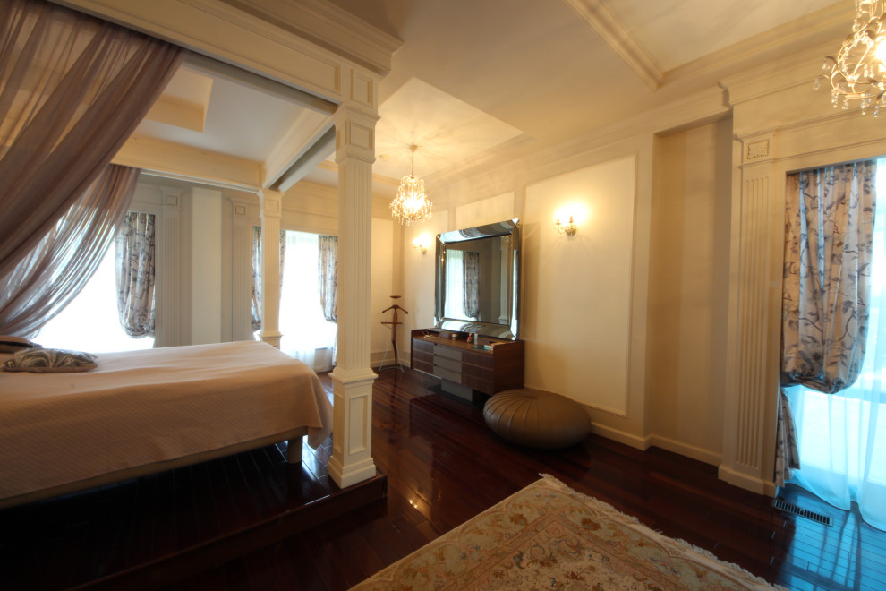 Ejemplo de dormitorio principal tradicional renovado grande sin chimenea con paredes grises, suelo de madera oscura, suelo rojo, bandeja y papel pintado