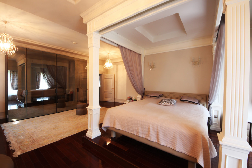 Пример оригинального дизайна: большая хозяйская спальня в стиле неоклассика (современная классика) с серыми стенами, темным паркетным полом, красным полом, многоуровневым потолком и обоями на стенах без камина