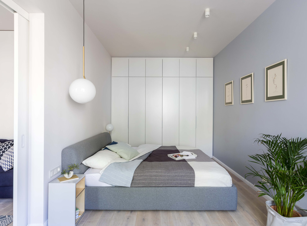 Свежая идея для дизайна: хозяйская спальня среднего размера в скандинавском стиле с разноцветными стенами, светлым паркетным полом, бежевым полом и кроватью в нише - отличное фото интерьера