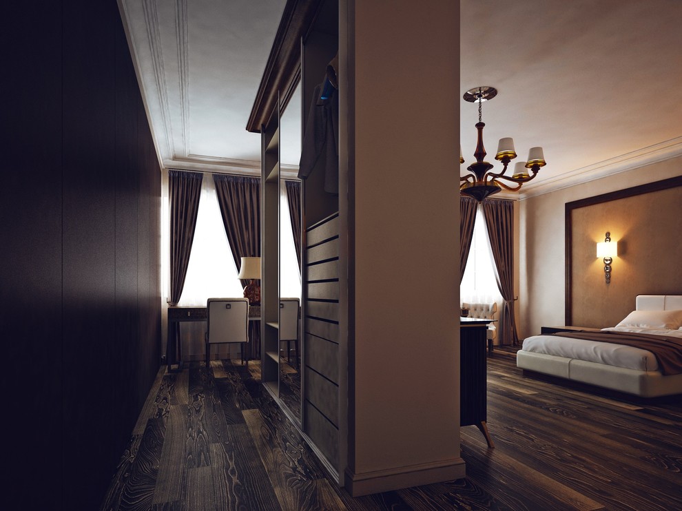 Пример оригинального дизайна: большая хозяйская спальня в классическом стиле с коричневыми стенами и темным паркетным полом