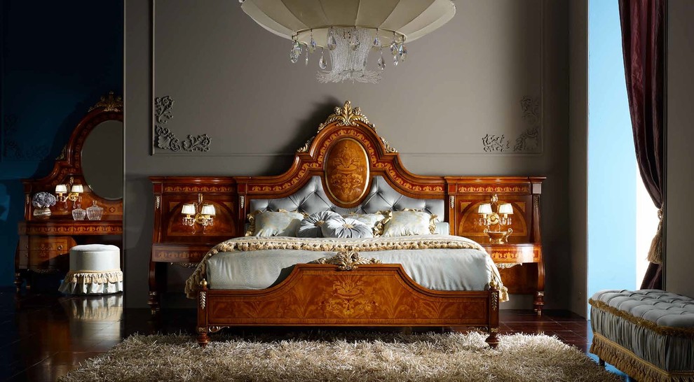 На фото: хозяйская спальня в классическом стиле с