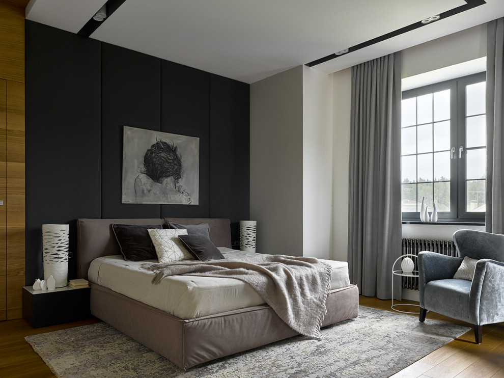 Ejemplo de dormitorio principal actual grande con paredes grises, suelo de madera en tonos medios y suelo beige