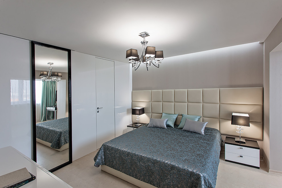 Свежая идея для дизайна: хозяйская спальня в современном стиле с серыми стенами и пробковым полом - отличное фото интерьера