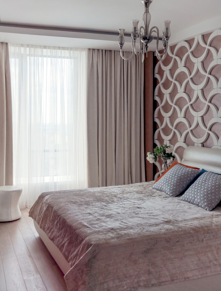 Идея дизайна: хозяйская спальня среднего размера в современном стиле с коричневыми стенами и паркетным полом среднего тона