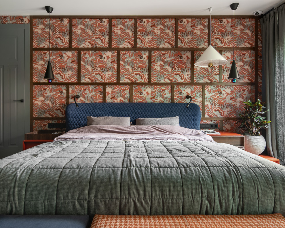 На фото: большая хозяйская спальня в современном стиле с оранжевыми стенами, паркетным полом среднего тона, коричневым полом и обоями на стенах