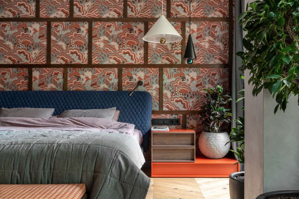 Großes Modernes Hauptschlafzimmer mit oranger Wandfarbe, braunem Holzboden, braunem Boden und Tapetenwänden in Sonstige
