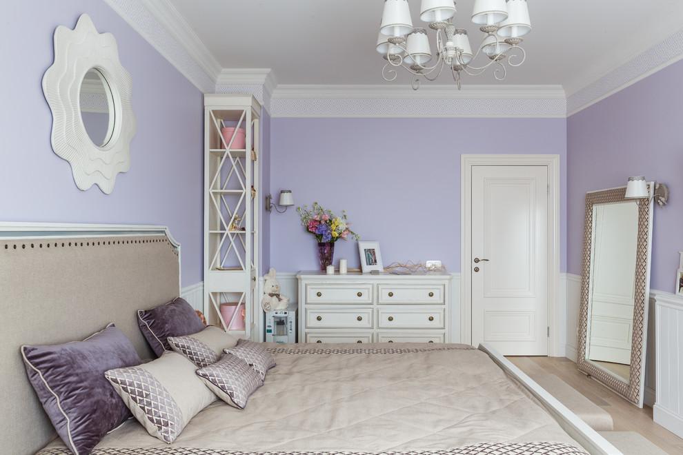 Идея дизайна: хозяйская спальня среднего размера в стиле неоклассика (современная классика) с фиолетовыми стенами, паркетным полом среднего тона и бежевым полом без камина