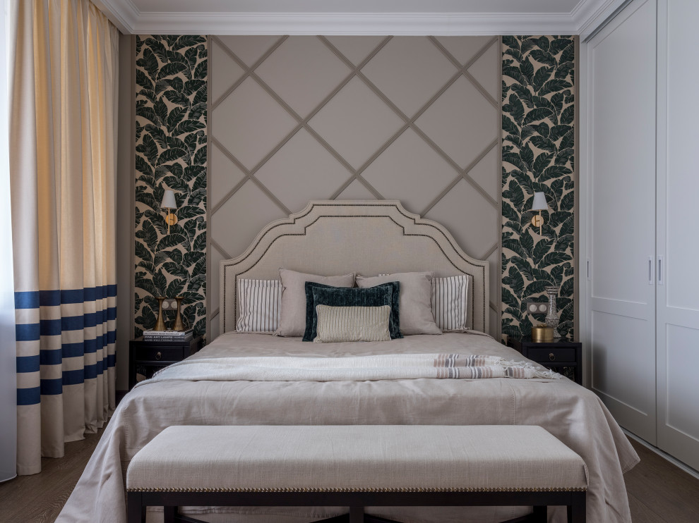 На фото: хозяйская спальня среднего размера в стиле неоклассика (современная классика) с бежевыми стенами, паркетным полом среднего тона и коричневым полом
