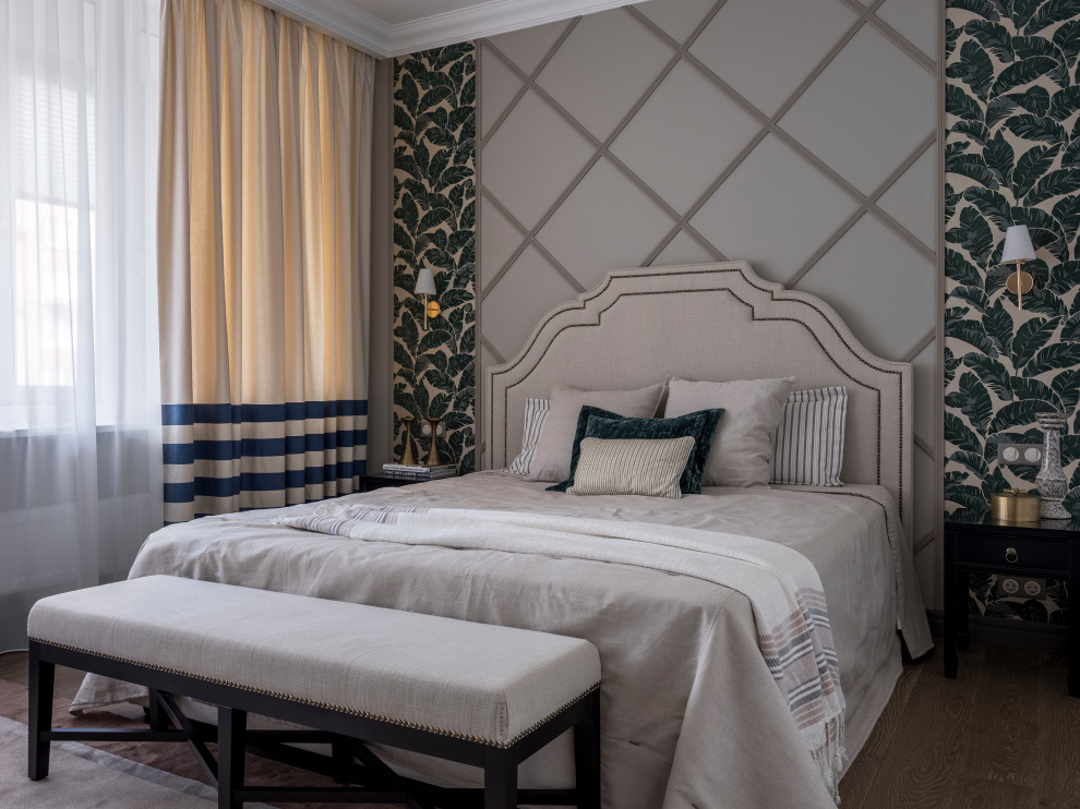 На фото: хозяйская спальня среднего размера в стиле неоклассика (современная классика) с бежевыми стенами, коричневым полом, темным паркетным полом и кроватью в нише с