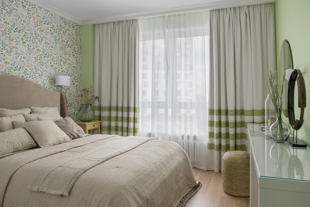 Mittelgroßes Eklektisches Hauptschlafzimmer ohne Kamin mit grüner Wandfarbe, hellem Holzboden und beigem Boden in Moskau