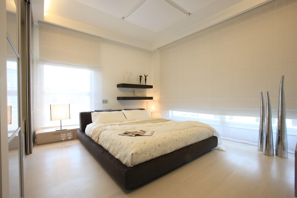 Modernes Hauptschlafzimmer mit weißer Wandfarbe und hellem Holzboden in Sankt Petersburg