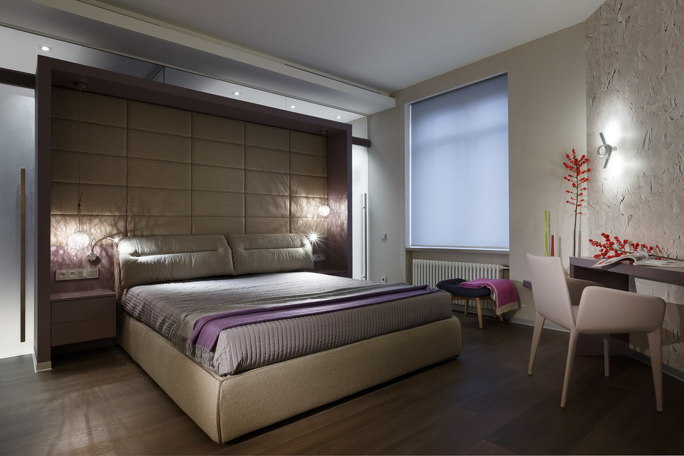 Источник вдохновения для домашнего уюта: хозяйская спальня в современном стиле с серыми стенами и темным паркетным полом