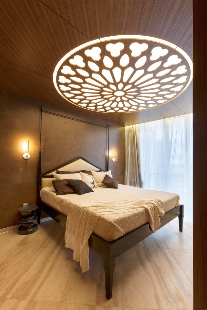 На фото: хозяйская спальня в современном стиле с коричневыми стенами и кроватью в нише без камина