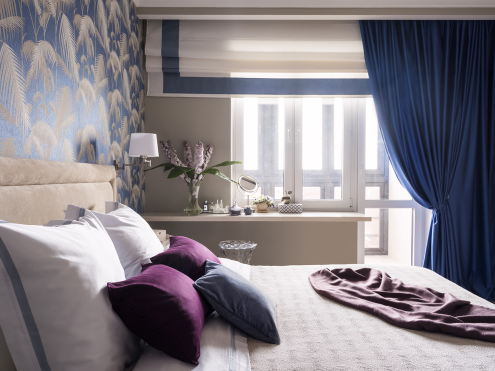 Источник вдохновения для домашнего уюта: хозяйская спальня среднего размера в стиле неоклассика (современная классика) с разноцветными стенами, светлым паркетным полом и серым полом без камина