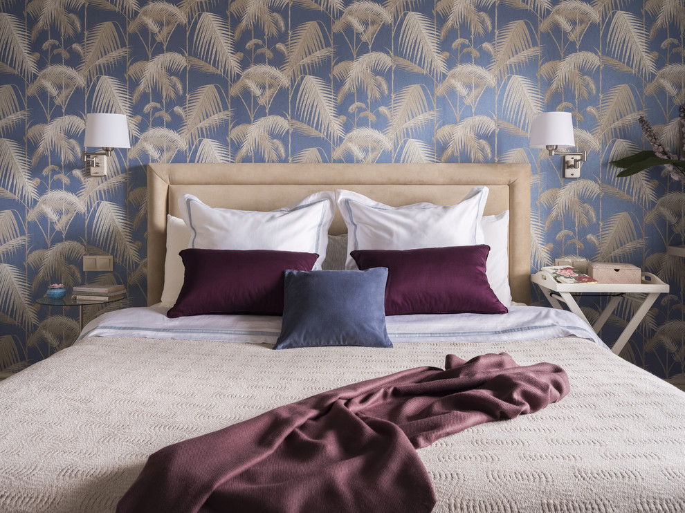 Идея дизайна: хозяйская спальня среднего размера в стиле неоклассика (современная классика) с разноцветными стенами, светлым паркетным полом и серым полом без камина
