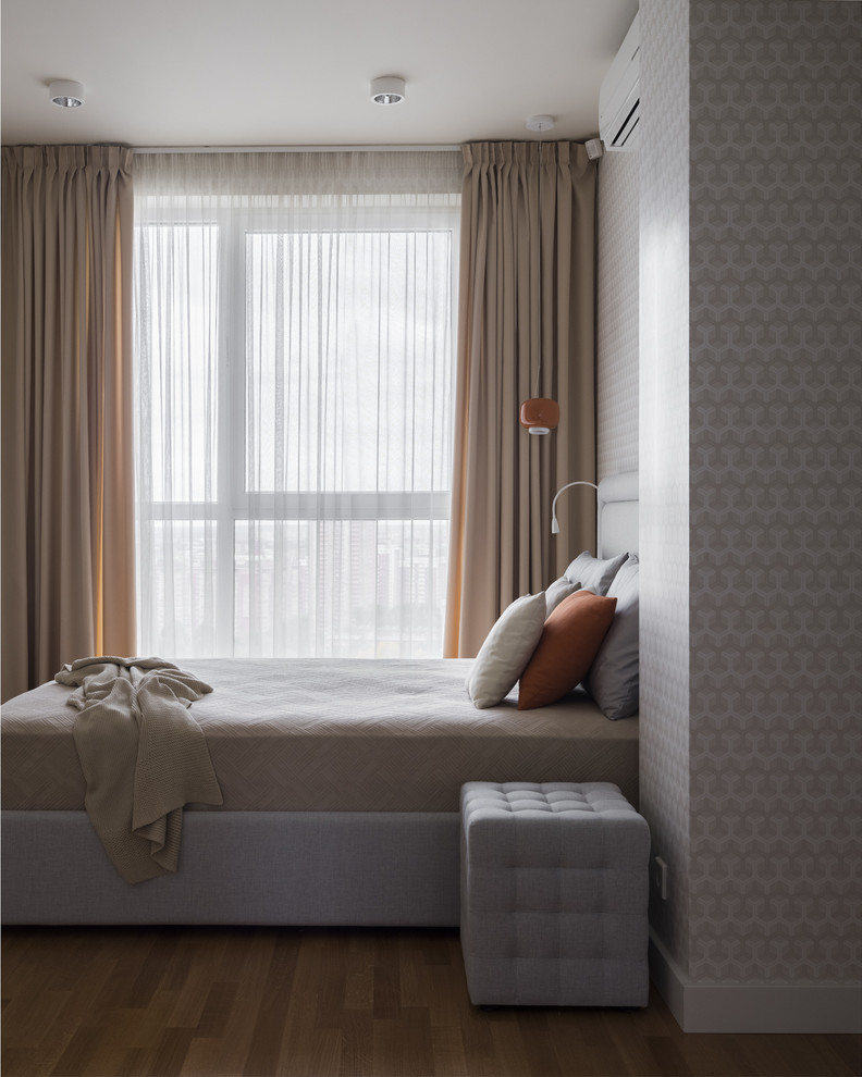 Стильный дизайн: хозяйская спальня среднего размера в скандинавском стиле с паркетным полом среднего тона, бежевым полом и бежевыми стенами без камина - последний тренд