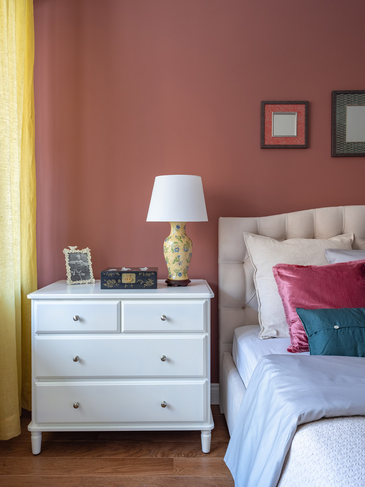 Idée de décoration pour une petite chambre parentale vintage avec un mur multicolore, un sol en bois brun, aucune cheminée et un sol marron.