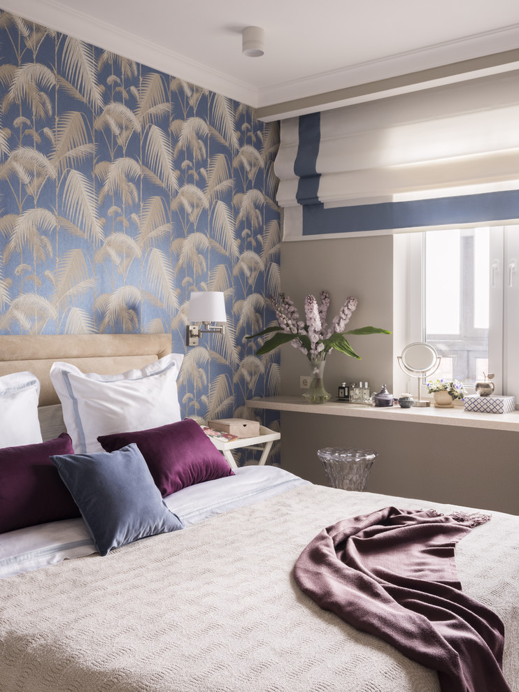 Пример оригинального дизайна: хозяйская спальня среднего размера в стиле неоклассика (современная классика) с разноцветными стенами, светлым паркетным полом и бежевым полом без камина