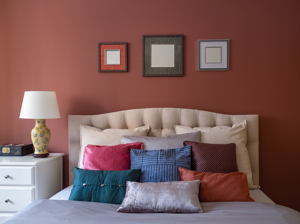 Small midcentury master bedroom in Moscow with multi-coloured walls, medium hardwood flooring, no fireplace and brown floors.