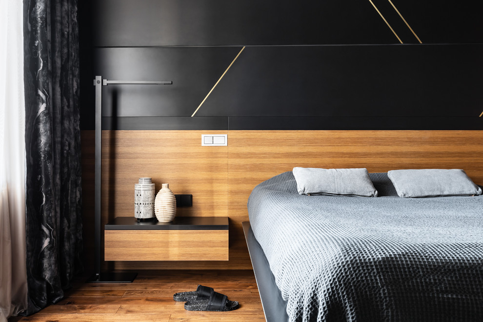 Стильный дизайн: хозяйская спальня в современном стиле с черными стенами и коричневым полом - последний тренд