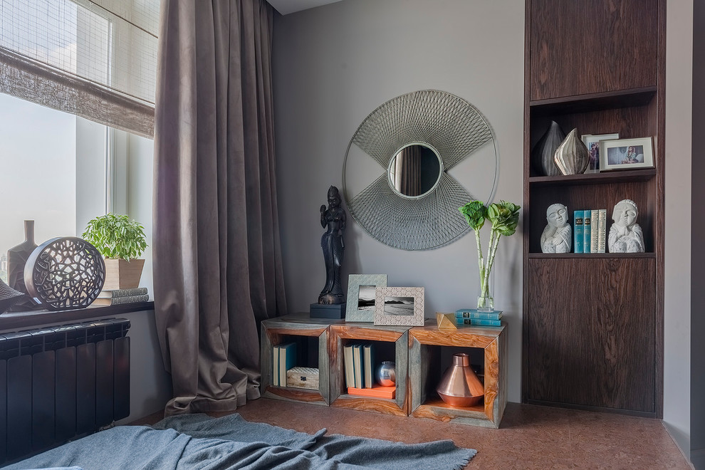 Modelo de dormitorio principal, contemporáneo, pequeño, con suelo de corcho, suelo marrón y paredes grises