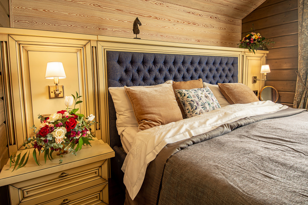 Imagen de dormitorio principal rústico de tamaño medio con paredes grises, suelo de madera oscura y suelo marrón