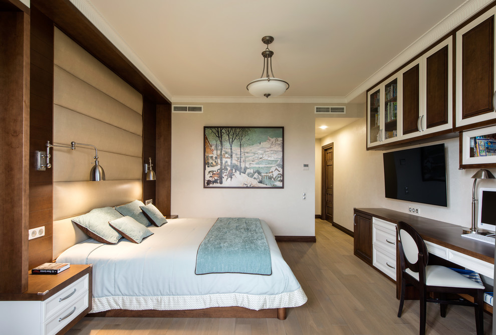 Modelo de dormitorio principal contemporáneo de tamaño medio con paredes beige, suelo de madera en tonos medios y suelo marrón