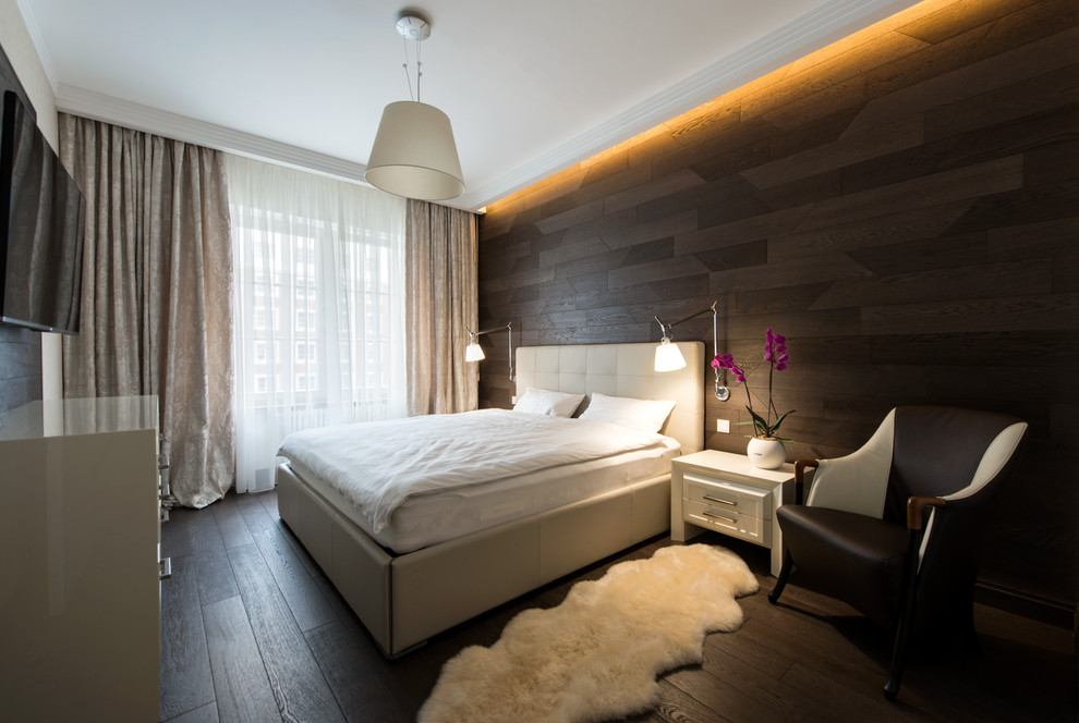 Свежая идея для дизайна: хозяйская спальня среднего размера в современном стиле с коричневыми стенами и темным паркетным полом - отличное фото интерьера