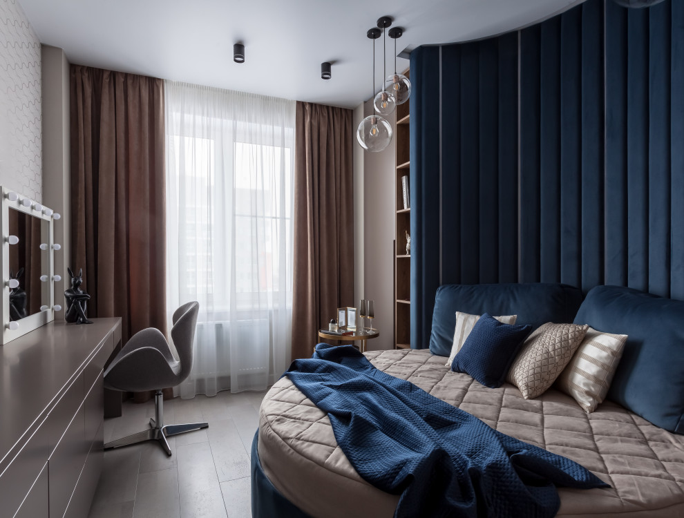 На фото: хозяйская спальня среднего размера в современном стиле с серыми стенами, серым полом и кроватью в нише