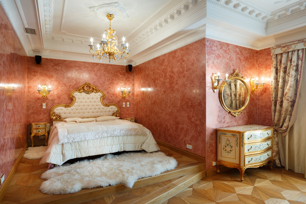 Foto di una camera matrimoniale vittoriana con pareti rosa e parquet chiaro