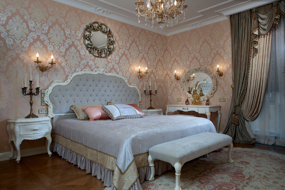 Idee per una camera matrimoniale vittoriana con pareti rosa e pavimento in legno massello medio