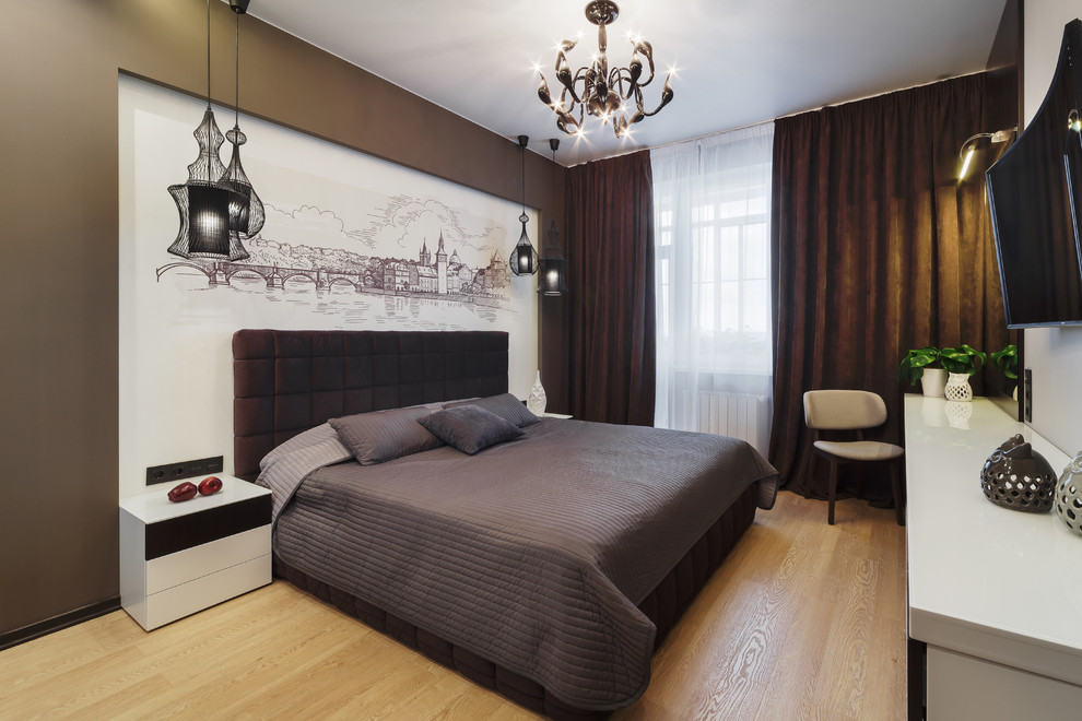 Пример оригинального дизайна: хозяйская спальня среднего размера в современном стиле с коричневыми стенами, паркетным полом среднего тона и бежевым полом